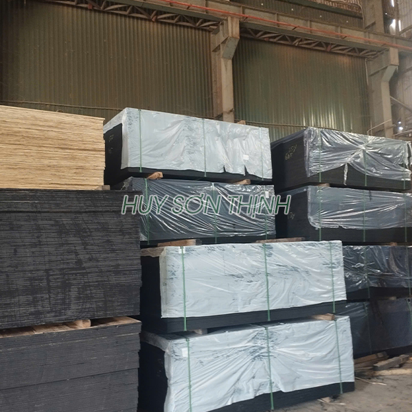 Ván ép phủ phim đen chữ vàng chịu lực cao
